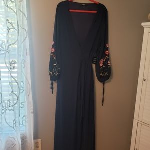 Wrap dress navy, embroidered sleeves